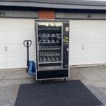 Snack vending machine