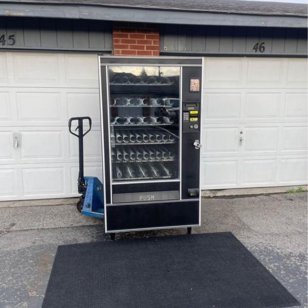 Snack vending machine