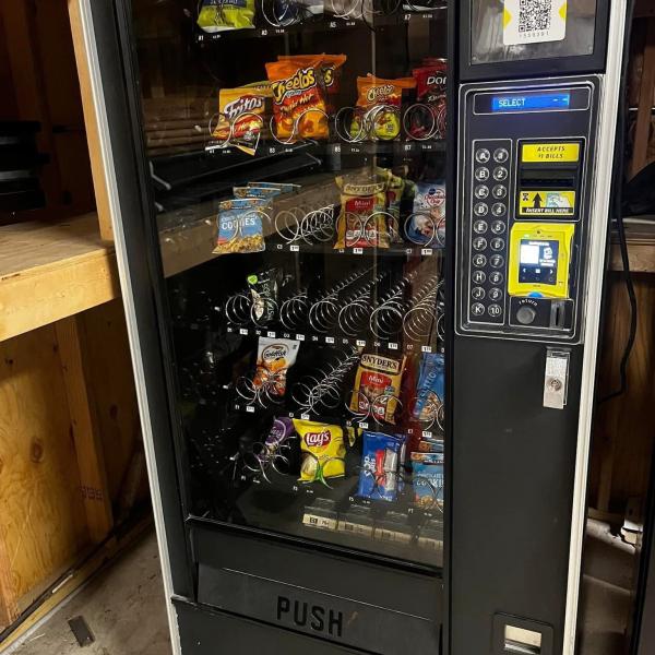 Snacks vending machine