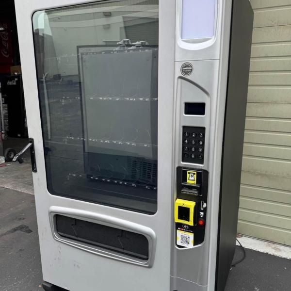 USt Model 3561 is a versatile vending machine