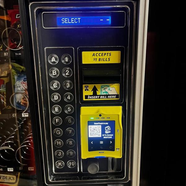 Snacks vending machine