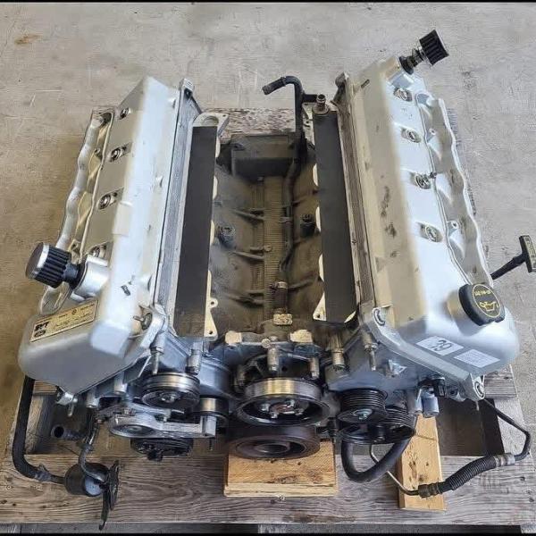 4.6L DOHC Ford Mustang Cobra engine Long block. Taken from a 2004 Ford Mustang SVT COBRA with 67k miles on the speedo.