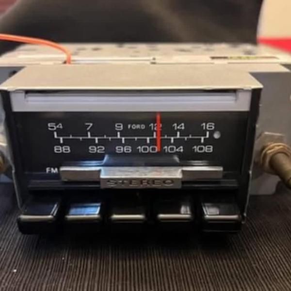 Ford mustang stereo FM